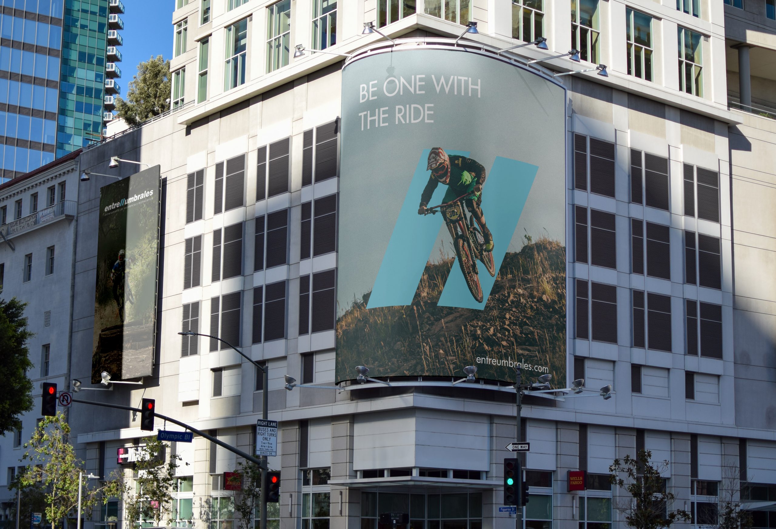 Free Banners on Building Mockup cartel publicitario para el rebranding de entreumbrales